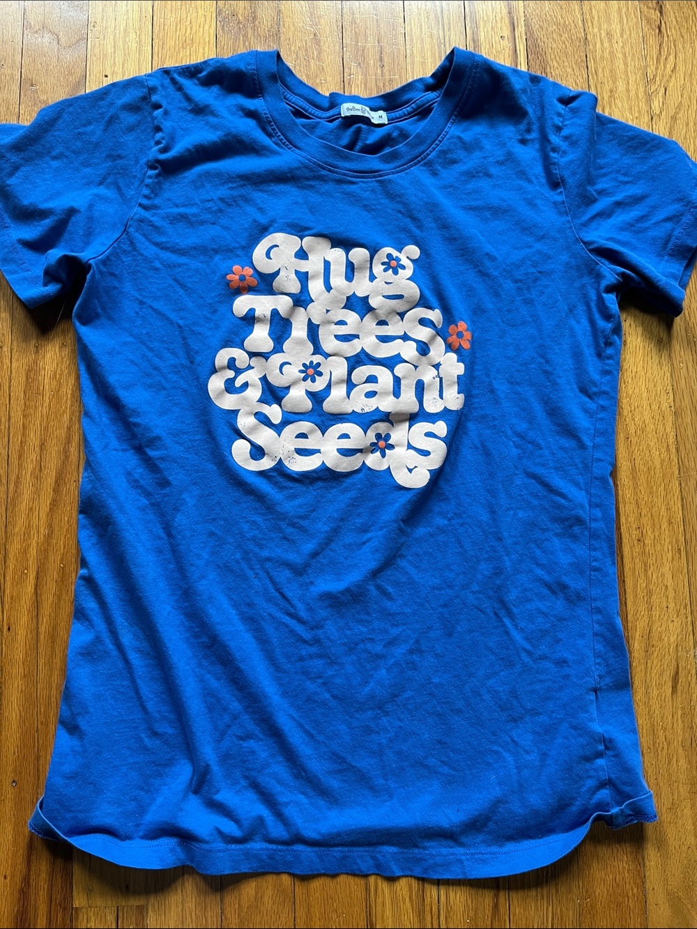 The Bee and The Fox tee “Hug Tees & Plant Seeds” sz M